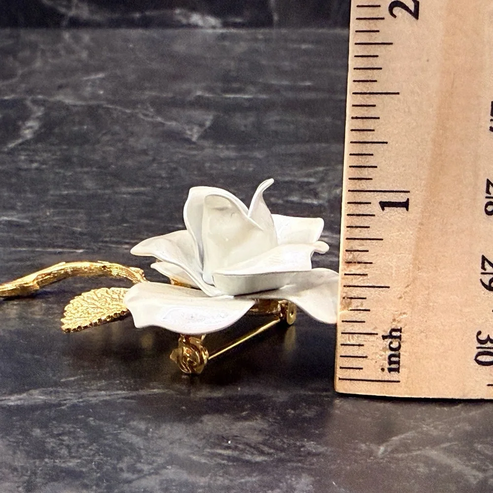 GIOVANNI White Rose with Gold Tone Leaves Brooch